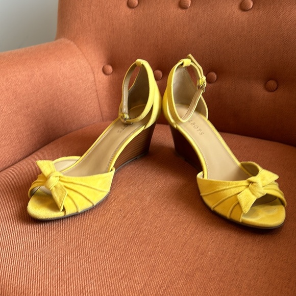 Talbots yellow suede wedge heel with ankle strap sandal, size 10 M - Picture 6 of 9